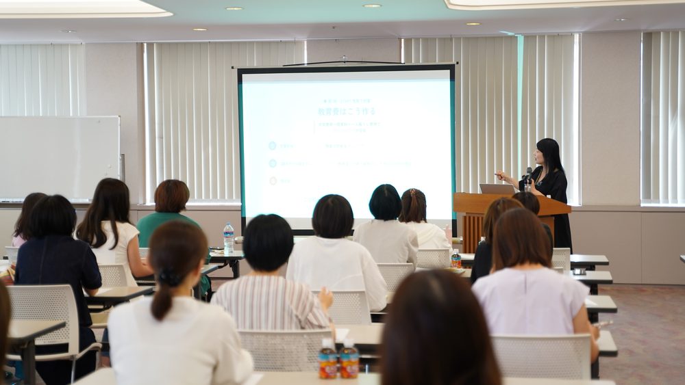 勉強会の様子。参加者が席から前を向き、あおばが登壇して話している